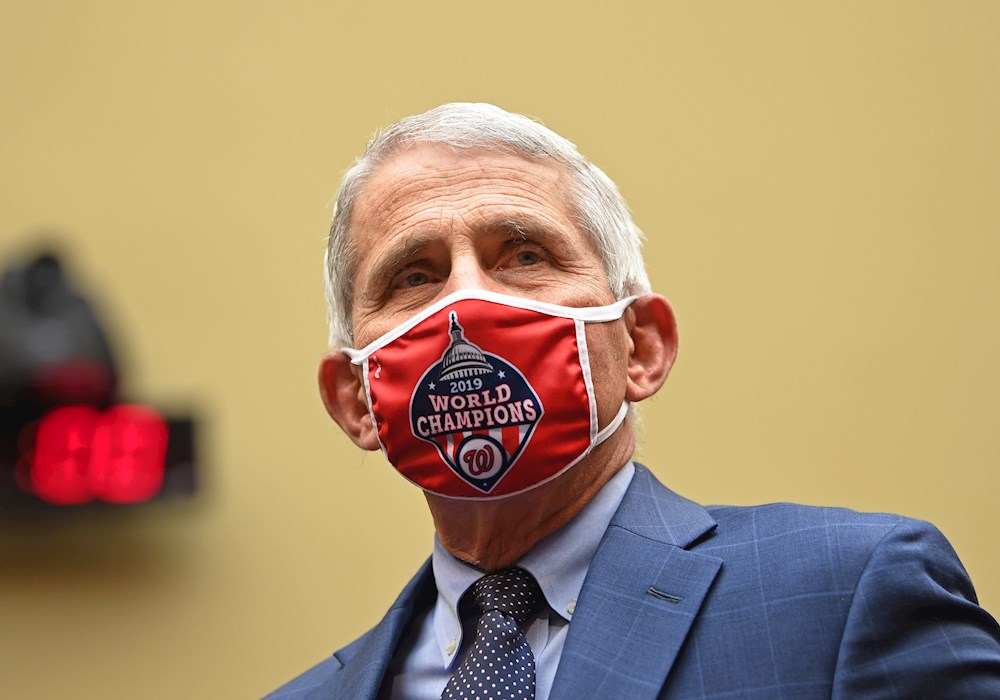 Trump llama “idiota” a Fauci y amenaza con despedirlo