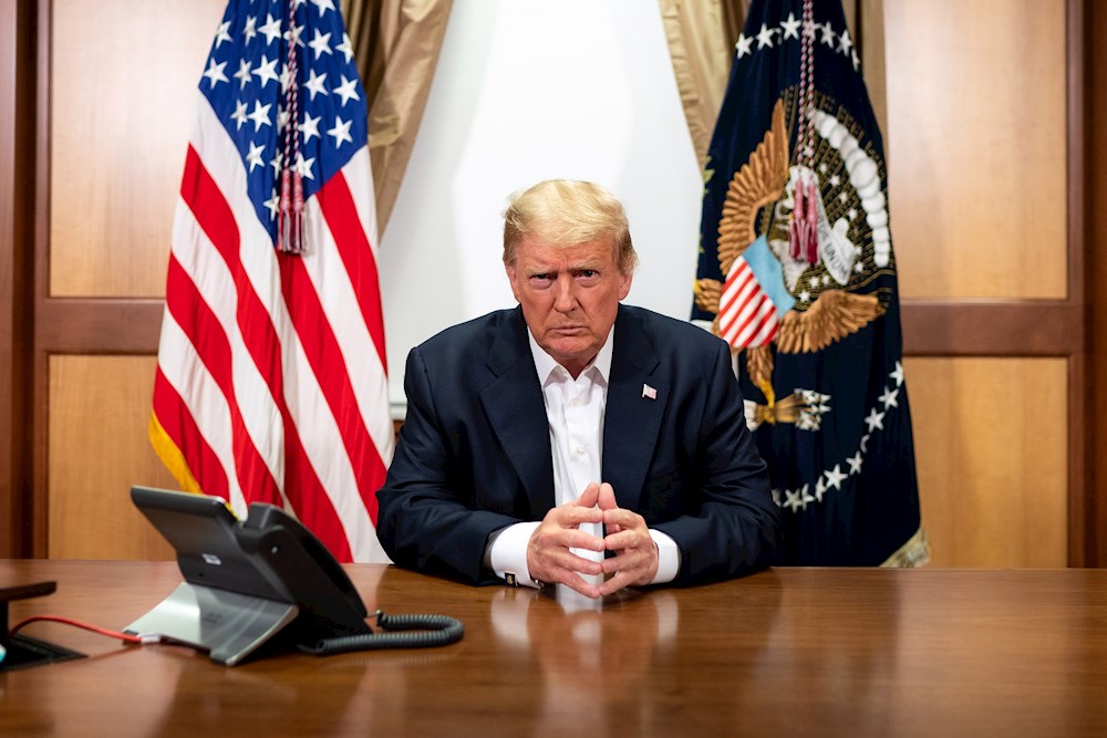 Trump “no está fuera de peligro” pese a salir del hospital, dice su médico