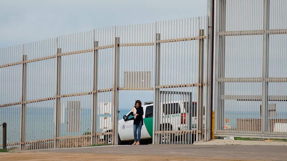 Muro, restricción de asilo y censo a indocumentados, en la agenda del Supremo