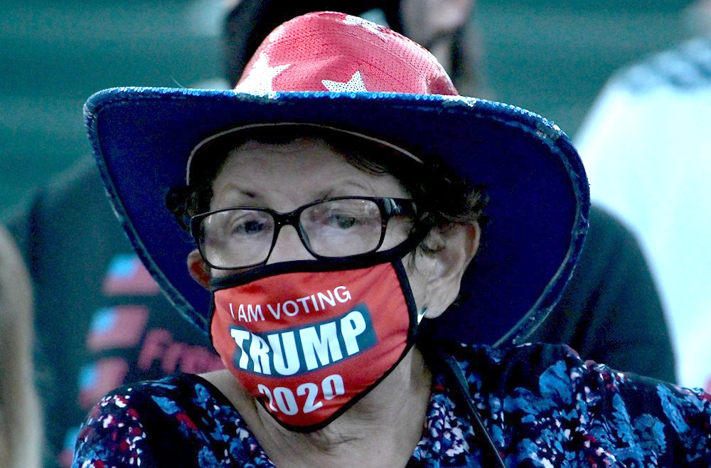 Seguidores de Trump abandonados por horas en el frío tras mitin en aeropuerto