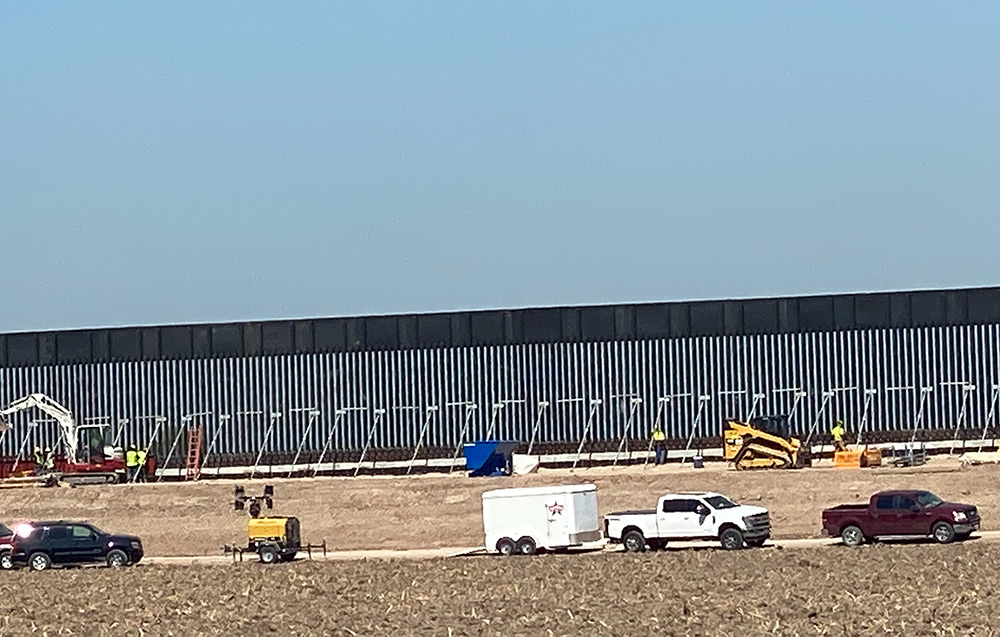 Gobierno de EU celebra en McAllen la construcción de 400 millas de muro a días de los comicios