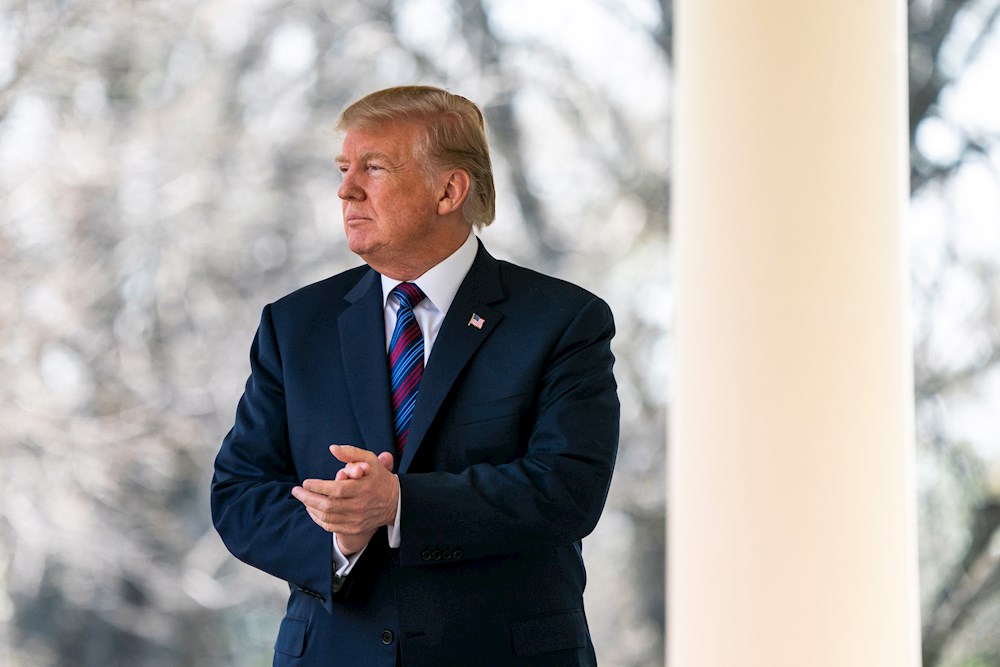 Trump, con COVID-19, se despierta con una cascada de tuits pidiendo el voto