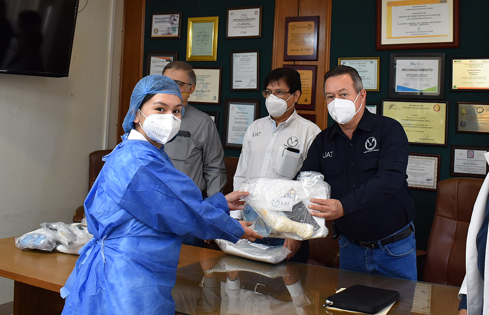 Entregan equipo de protección a médicos internos y residentes