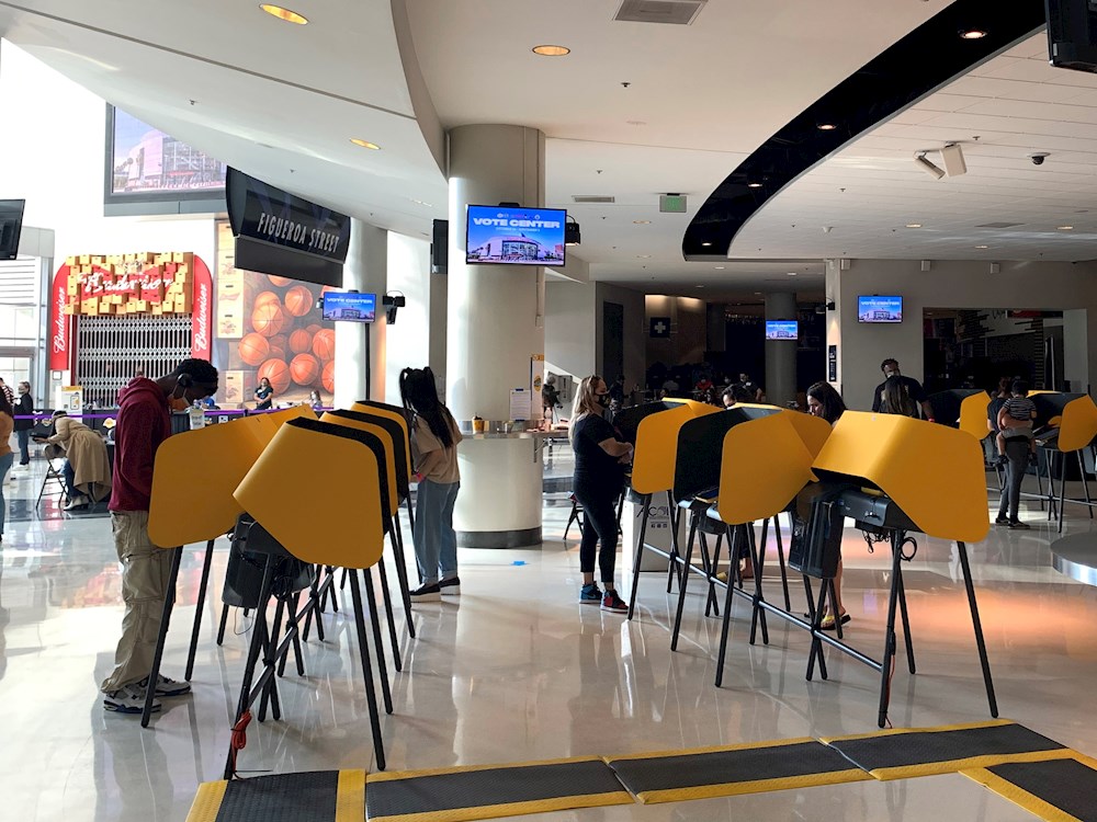 El voto por anticipado alcanza récord y supera los 100 millones en EE.UU.