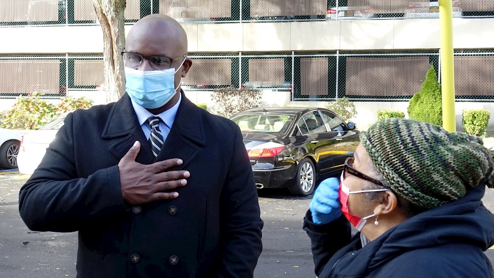 “La gente dice basta”, afirma Bowman, la nueva cara de la izquierda demócrata