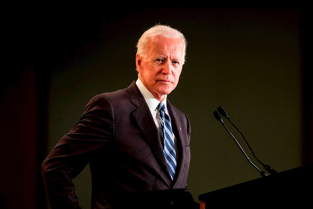Biden sufre una fractura en el pie jugando con su perro