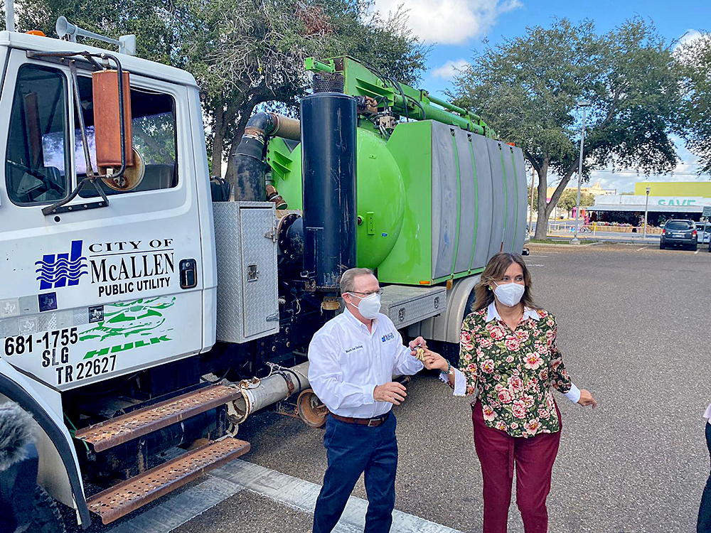 Entrega McAllen a Reynosa camión para limpieza de ductos de drenaje