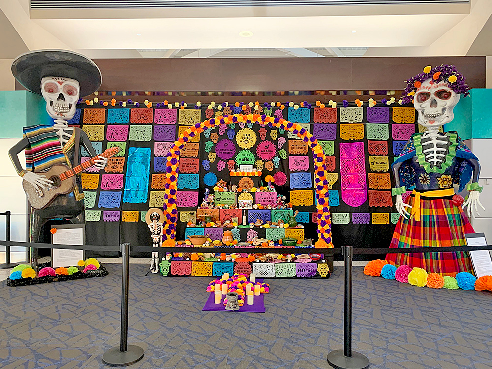 Altar de muertos en el aeropuerto de McAllen