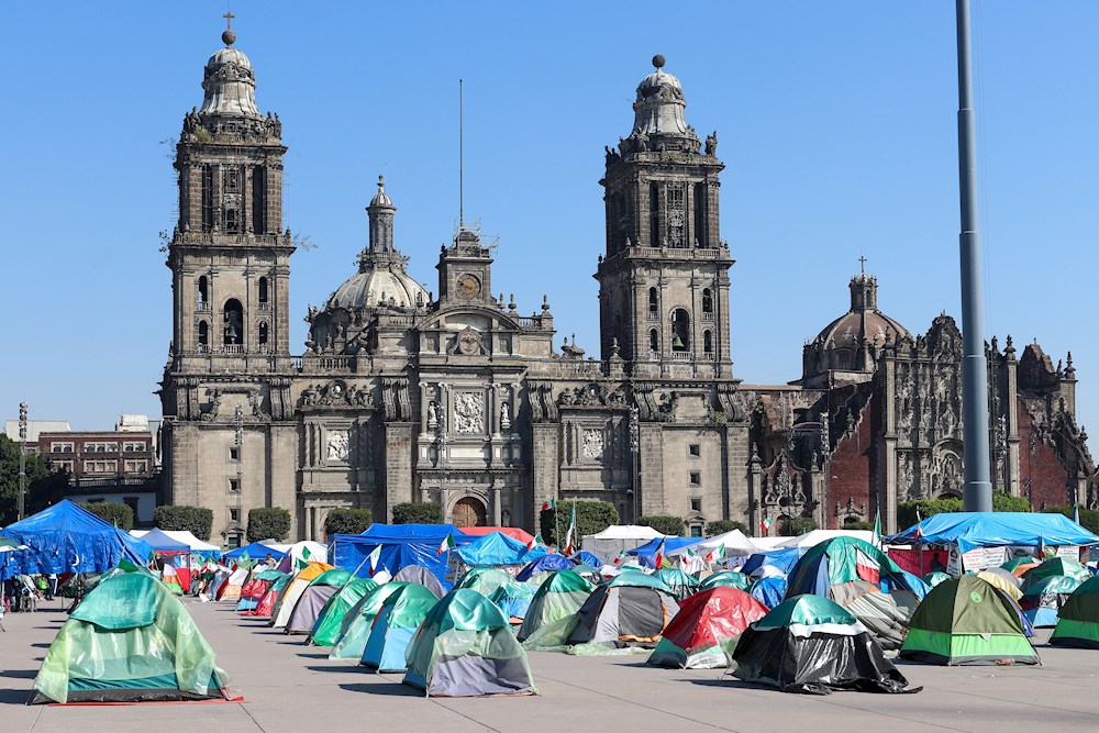 Frente opositor levanta el campamento delante del Palacio Nacional de México