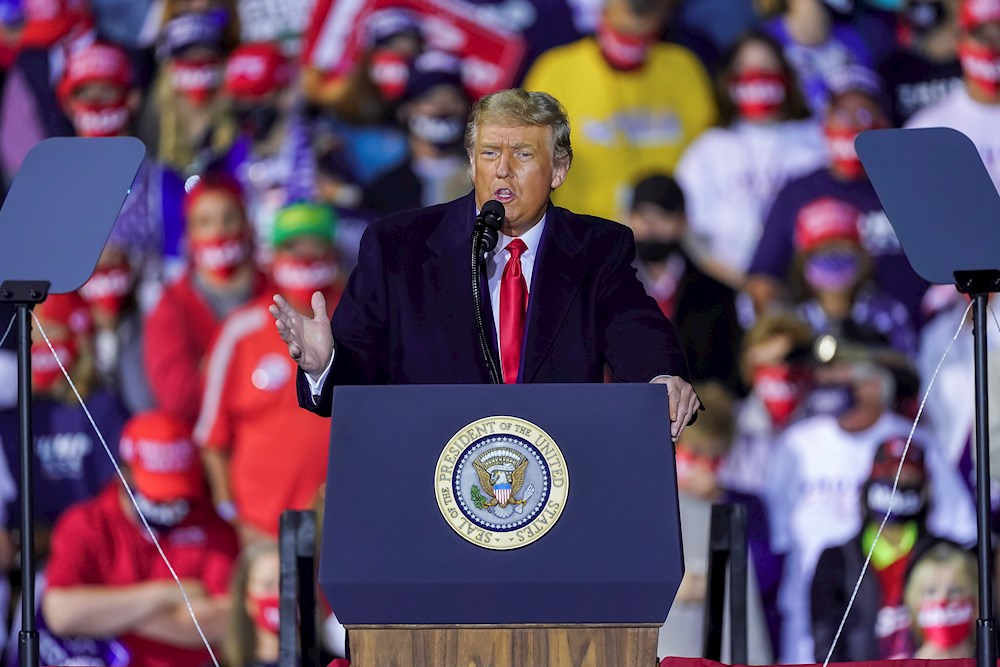 Juez bloquea la polémica regla de carga pública de Trump contra los migrantes