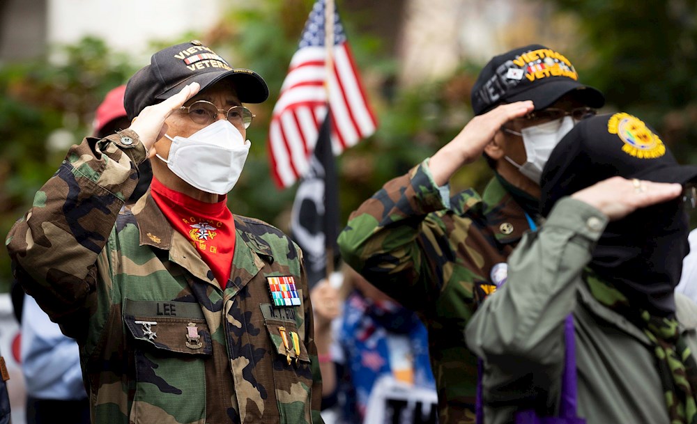 Biden y Trump homenajean a los excombatientes de EE.UU. en Día de Veteranos