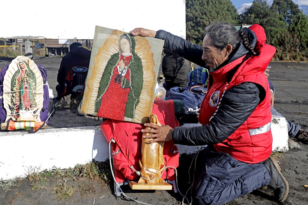 Devotos de la Virgen de Guadalupe peregrinan a pie en México pese a covid-19