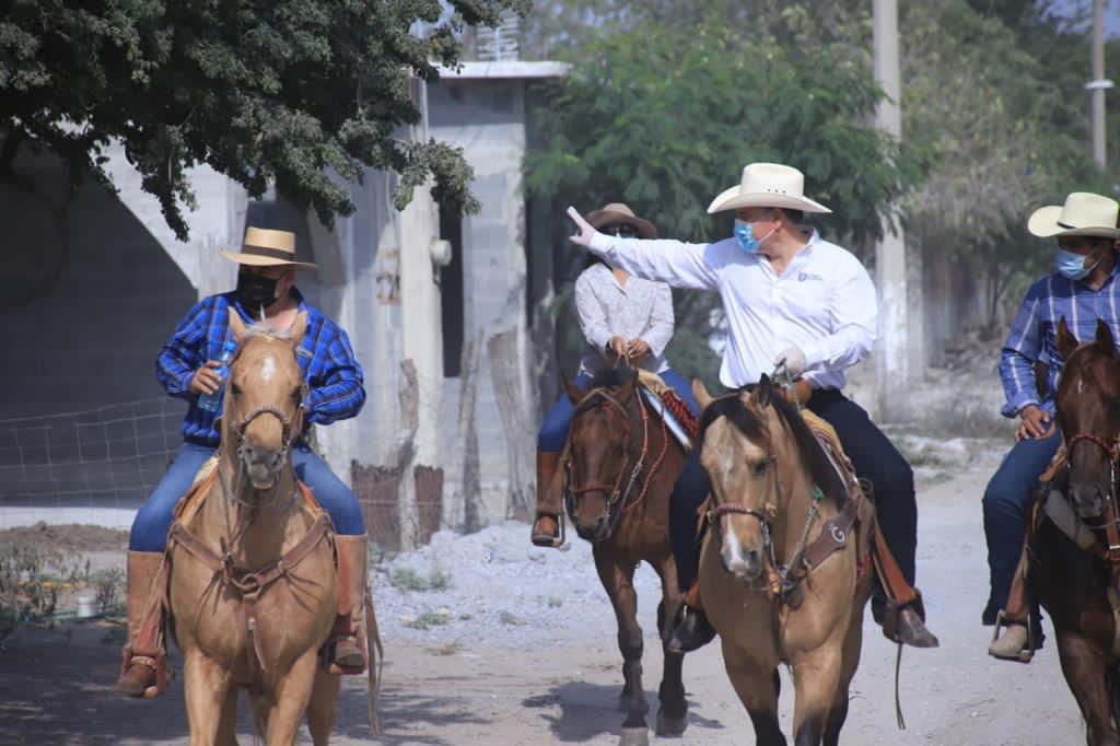 A pie, a caballo y sin descanso… Lleva Gerardo Peña apoyos alimenticios