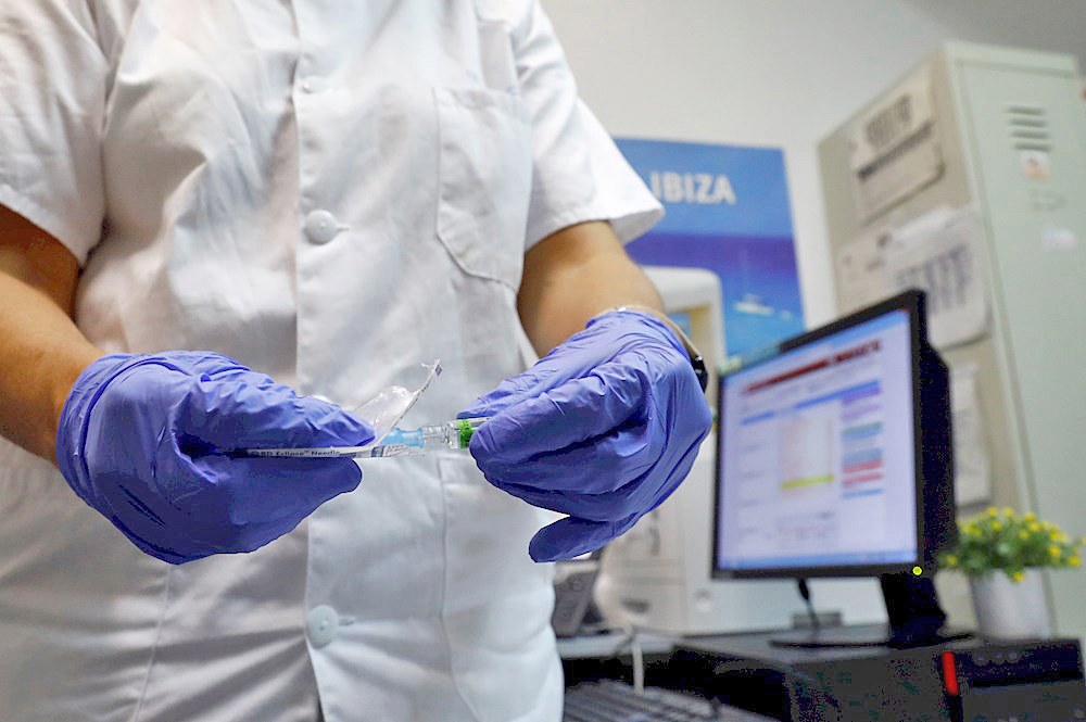 La vacuna, “segura, y muy pronto”