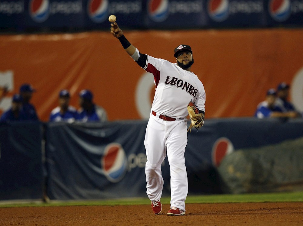 Reales y Santana llegan a un acuerdo por 17 millones de dólares y dos temporadas