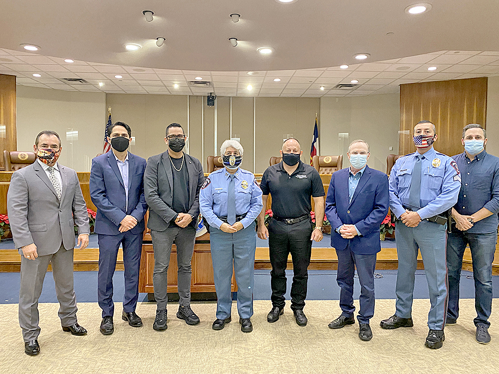 Martinez Furniture e Iglesia Vital otorgan obsequios navideños a oficiales de policía de McAllen