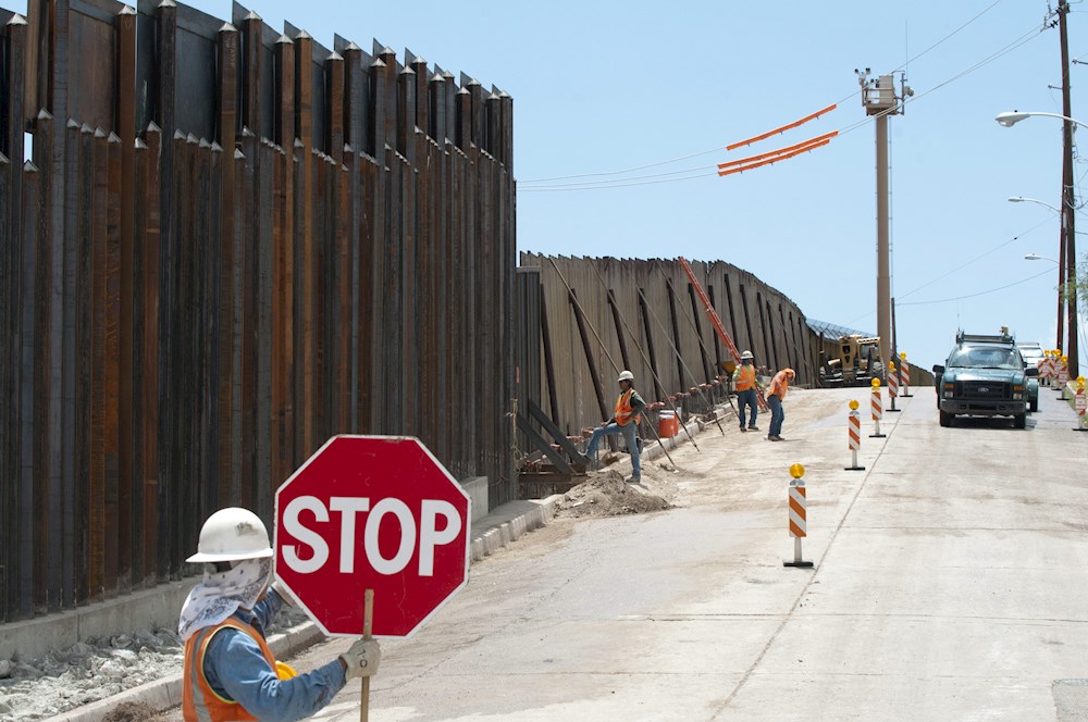 Critican que el Congreso apruebe fondos para el muro de Trump en 2021