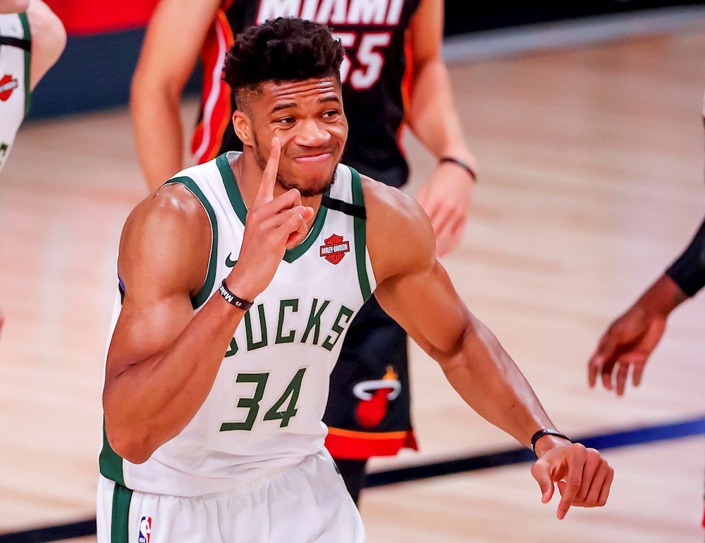 Pagan más de un millón de dólares por un cromo de novato de Antetokounmpo