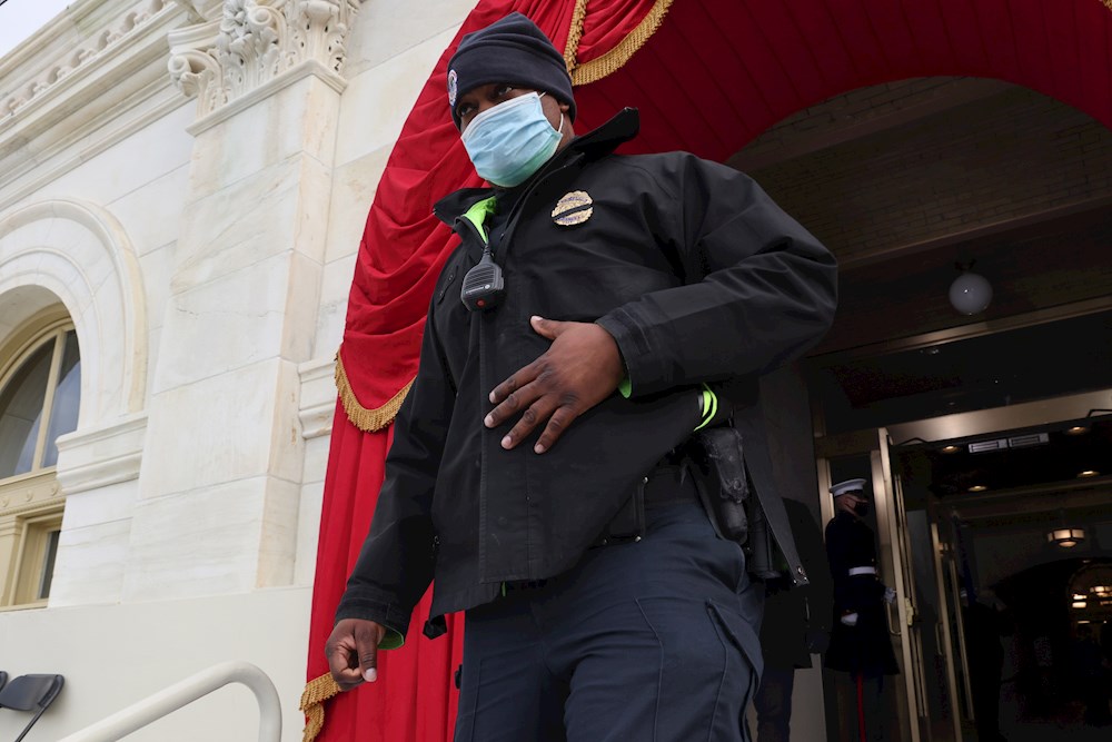 Uno de los héroes de Policía del Capitolio escoltó a Harris en la investidura