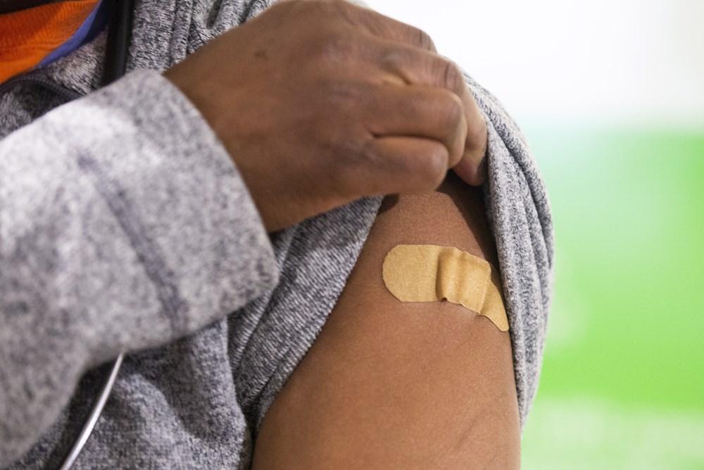 Más personas quieren la vacuna de la covid pero persiste la disparidad racial