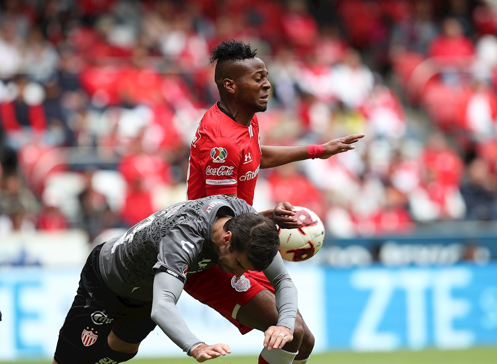 Los ecuatorianos Estrada y Plata le dan triunfo al Toluca, nuevo líder