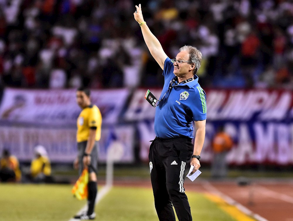 Brian Schmetzer seguirá al frente de los Sounders de Seattle