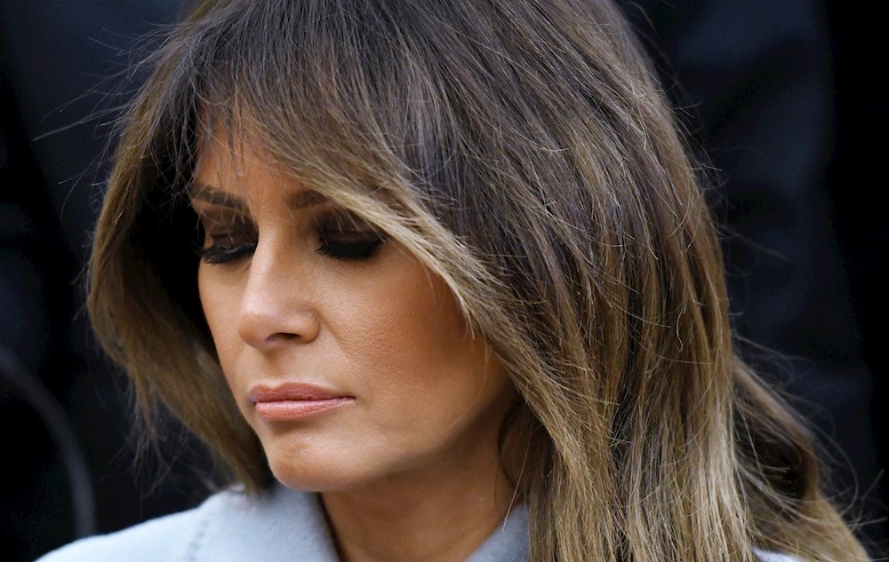 Melania Trump se despide instando “a escoger el amor sobre el odio”