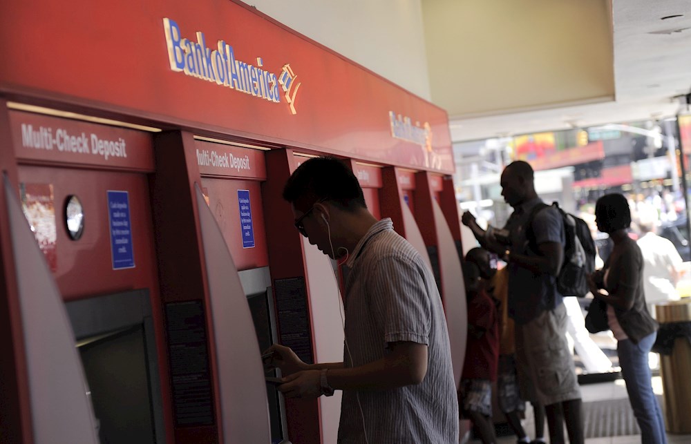 Latinos y afroamericanos pagan el doble por servicios bancarios