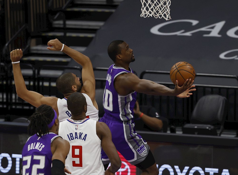 Barnes mantiene ganadores a Kings y dejan en crisis a Raptors