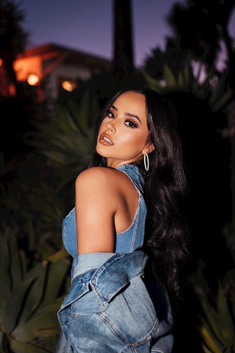 Becky G se reafirma en la mezcla de géneros como su sello distintivo