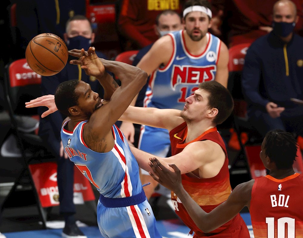 Bucks controlan a Jokic y logran quinto triunfo consecutivo