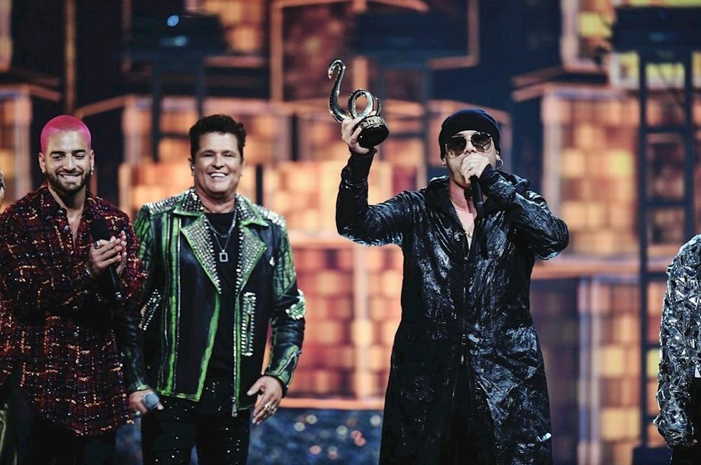Bad Bunny triunfa en una noche llena de sorpresas en Premio Lo Nuestro