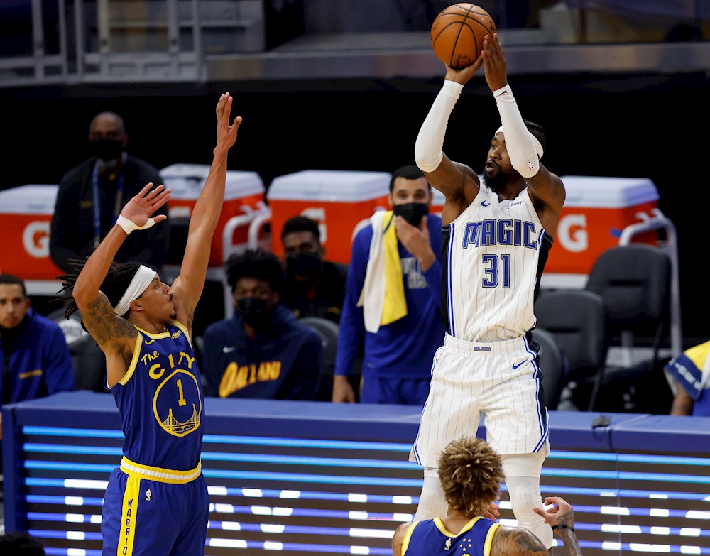 111-105. Curry, con 40 puntos, da otra exhibición encestadora