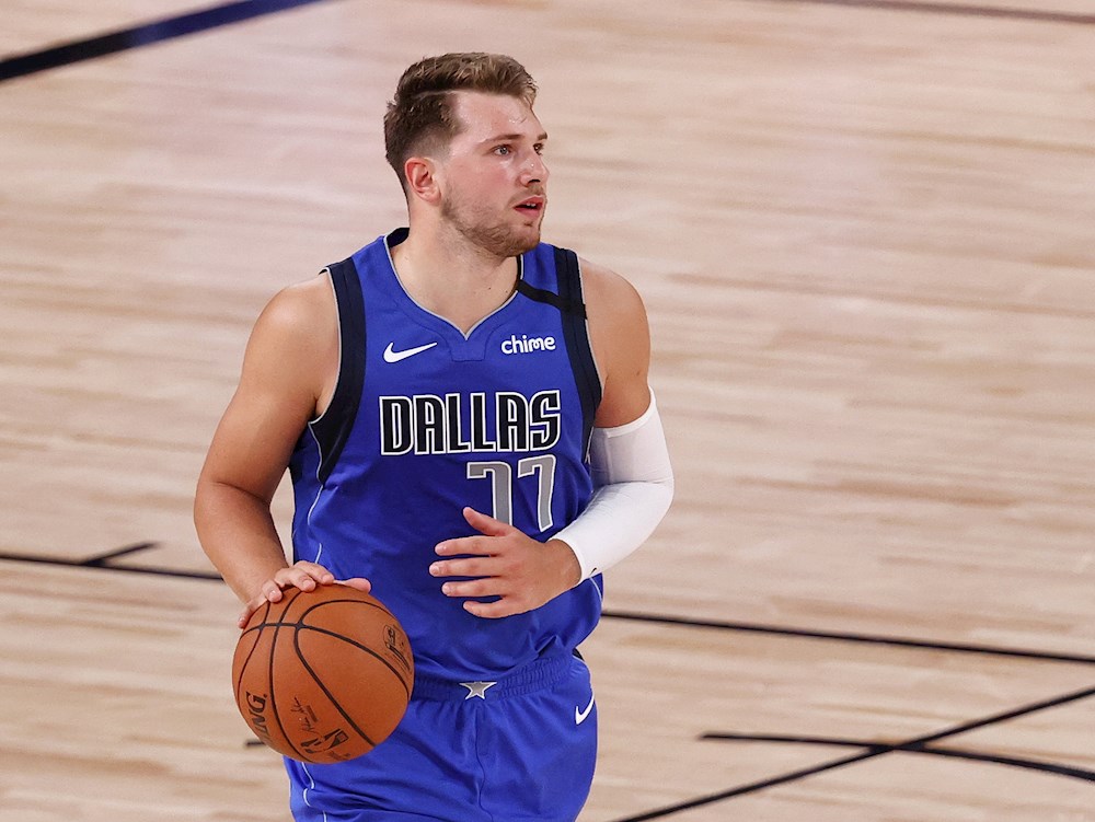 Doncic gana duelo a Young y Mavericks logran ante Hawks su tercer triunfo seguido