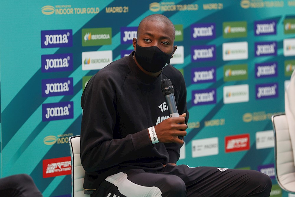 Grant Holloway ataca en la ciudad de los récords