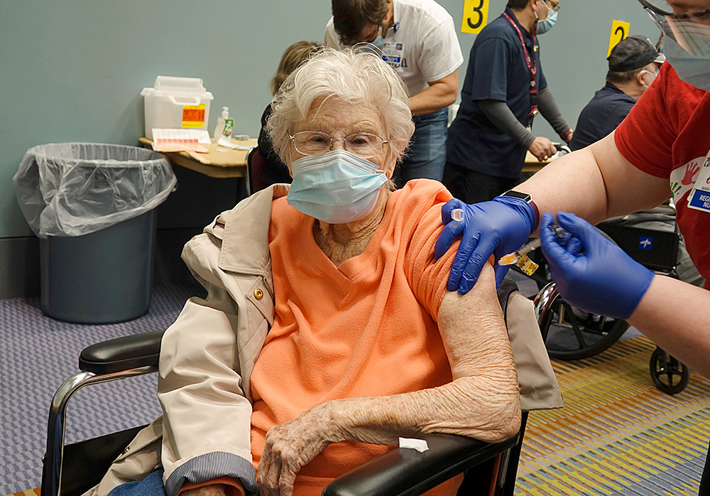 Mujer de 102 años feliz de ser vacunada por Driscoll en ABC