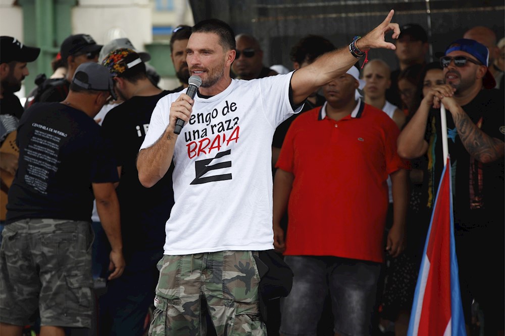 Actor Julian Gil tilda de racista orden de borrar bandera de Puerto Rico en Miami