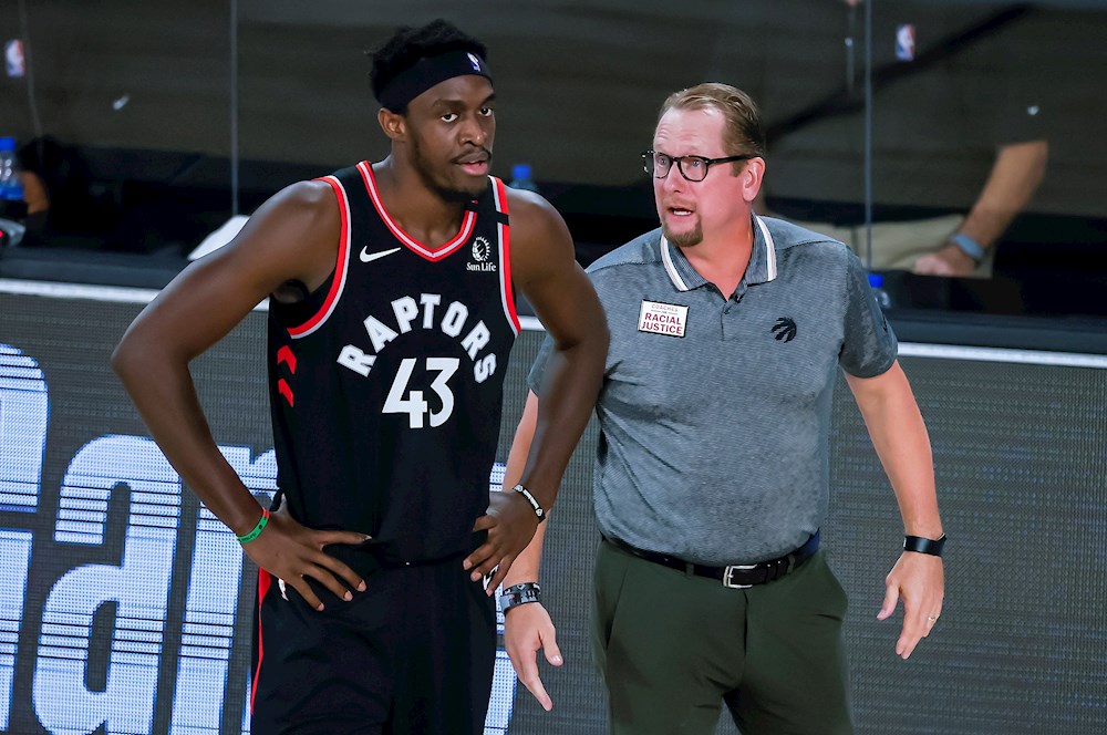 Powell lidera la victoria de Raptors, la quinta en seis partidos