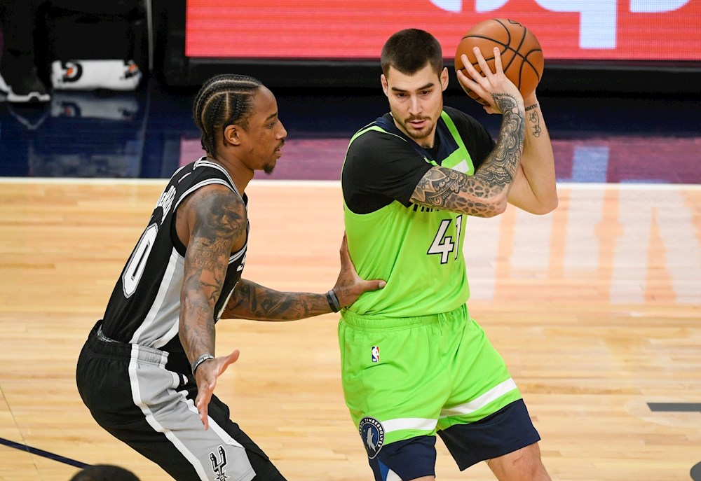 DeRozan y Spurs detienen mala racha