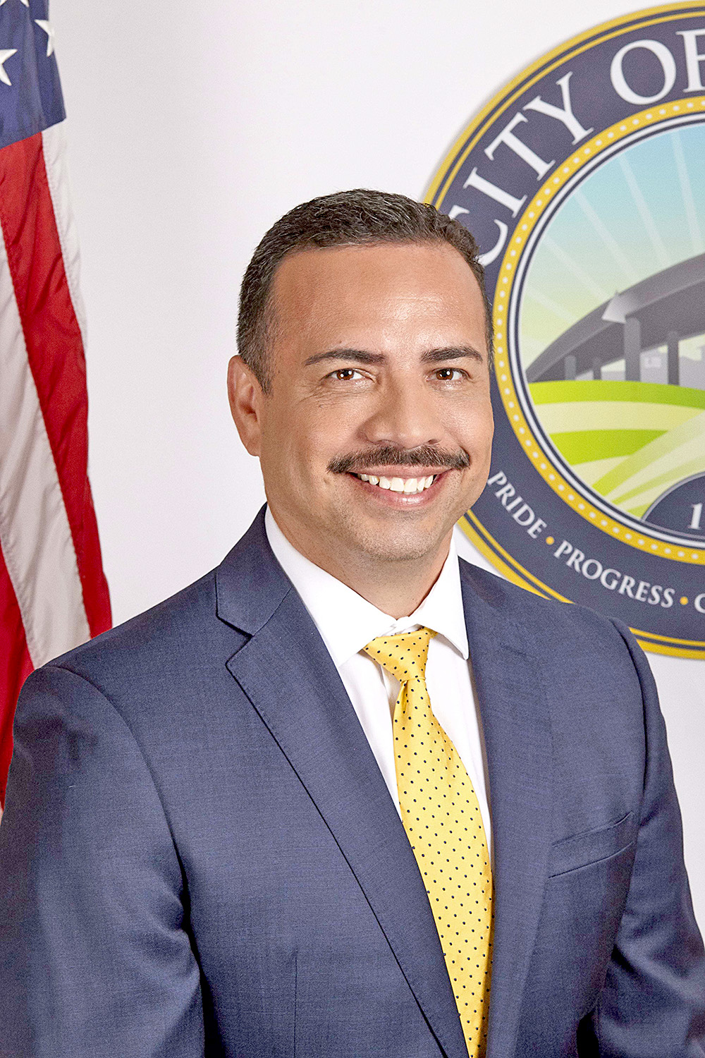 Dr. Ambrosio Hernández recibe prestigioso premio “Road Hand Award” de TxDOT