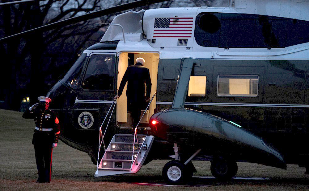 Biden busca retomar la iniciativa con su primer viaje oficial en el país