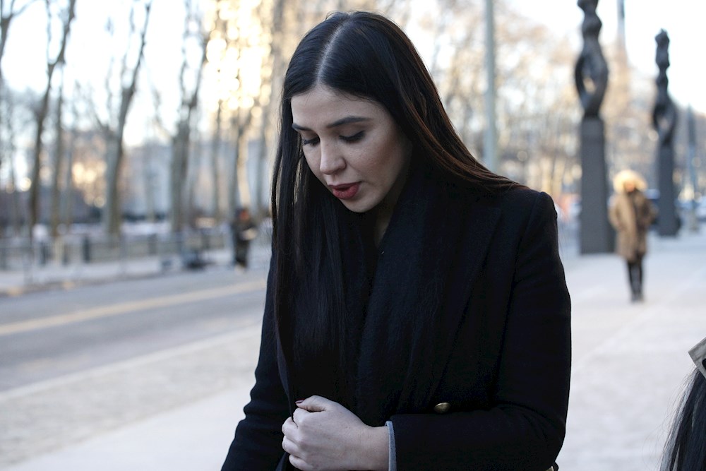 La esposa de “El Chapo”, detenida sin fianza, afronta posible cadena perpetua