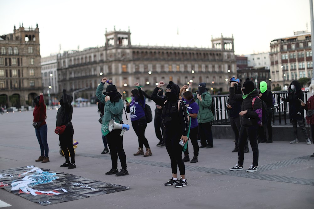 Mexicanas entonan “Un violador en tu camino” para frenar candidatura política
