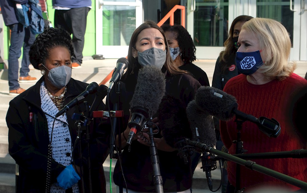 Ocasio-Córtez entrega 3,2 millones a damnificados de la tormenta en Texas