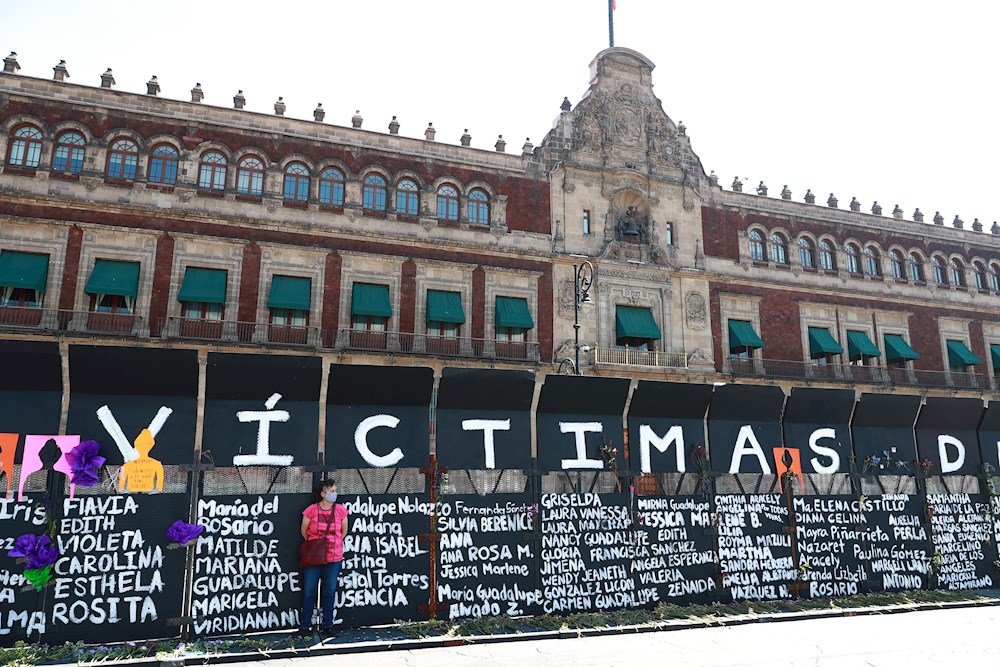 Valla frente a sede presidencial de México es convertida en “muro de memoria”