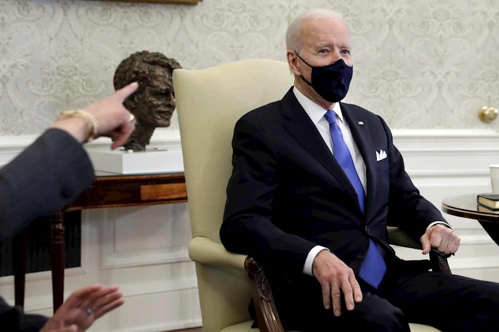 Biden tacha de “pensamiento neandertal” levantar orden de llevar mascarilla