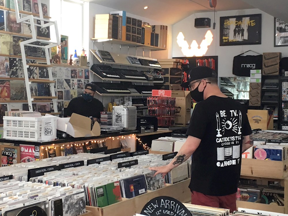 La nostalgia del vinilo impulsa tiendas de Miami durante la pandemia