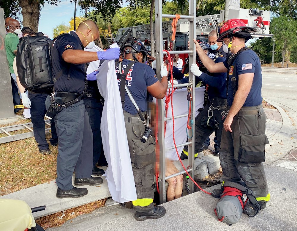 Bomberos en Florida rescatan a una mujer desnuda en una alcantarilla