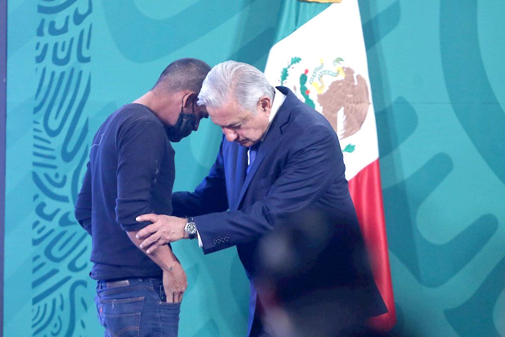 Un hombre se cuela en el Palacio Nacional y habla con el presidente mexicano