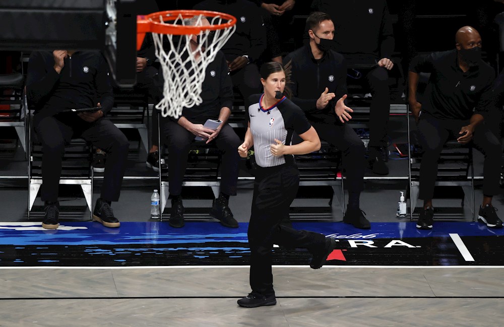 Árbitras en baloncesto: la barrera se rompe pero el puente no se tiende